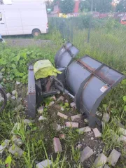 Мини-погрузчик Bobcat S850 заводской номер ACSL11164 Навесное оборудование щетка с бункером Sweeper Bucket 84 серийный номер А00А01354 снегоуборочный отвал V-Blade 84 серийный номер 084001021 угловая метла Angle Broom 84 серийный номер 231416282