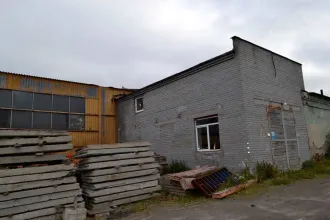 Административное здание, кад.№ 51:01:0101002:104, S=372,2 кв.м.; Склад - часть здания, кад.№ 51:01:0101002:123, S=427,7 кв.м.; здание гаража, кад.№ 51:01:0101002:89, S=1798,7 кв.м.; Земельный участок, кад.№ 51:01:0101002:6, S=4725 +/- 24,06 кв.м.; Беседка-гриль; Сторожка из бруса; Видеорегистратор…