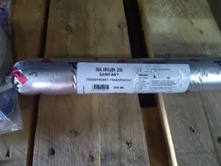 Рекламные панели и стройматериалы. Панель для рекламы из листов многослойного композиционного материала, размером 55,0*144,0*0,2 см, на лицевую поверхность нанесена цветная печать — 6 штук. Герметик силиконовый нейтральный «Penosil» широкого спектра применения в мягкой упаковке объемом 600 мл — 403…