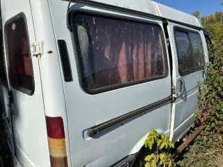 Автомобиль ГАЗ 22171, 2001 года выпуска, государственный номер Т328НХ/161 регион, VIN XTH22171010030247. Состояние с признаками эксплуатации, имеются видимые дефекты и механические повреждения, возможны скрытые повреждения и дефекты.