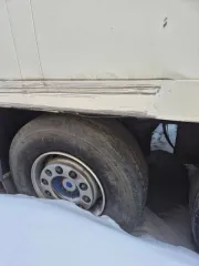 Schmitz SKO24 2000 года. VIN WSMS7480000436626. Техническое состояние: Отсутствует опорная плита шкворня, отсутствует шкворень. Требуется текущее обслуживание ходовой части, требуется текущее обслуживание рефрижератора, замена шин (износ 70 – 80 %).