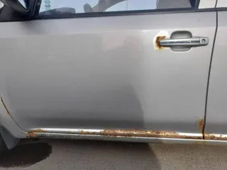 Geely GC6, 2014 года, 94 лс, 397464 км, легковой автомобиль, VIN X9W8624SGED000795, марка: Geely GC6, год изготовления: 2014, мощность двигателя, л. с. (кВт): 94, цвет: серебристый, вид собственности: индивидуальная, пробег 397464. На кузове невооруженным глазом видны следы коррозии.