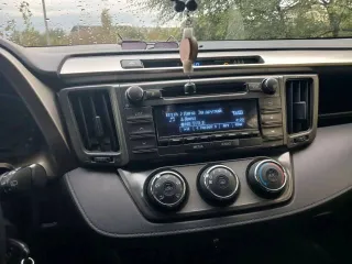 Toyota RAV4 2014 года, 146 лс, полный привод, АКПП. Номер двигателя 3ZR 6001150; VIN: JTMZDREV90J001677. Состояние кузова (внешний осмотр): вид спереди: бампер, решётка радиатора, капот, оптика — на общем ракурсе видимых повреждений не выявлено; на капоте и лобовом стекле — опавшая листва. Вид…