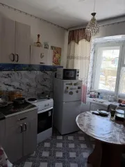 Квартира 29,5 кв.м, Забайкальский край, Шилкинский р-н, пгт Первомайский, Микрорайон, д.14, кв.70, назначение: жилое, этаж 2, площадь 29,5 кв.м., кадастровый номер 75:24:340101:1017. В квартире 1 комната, балкон, кухня, санузел и коридор. Комната без линолеума, балкон застеклен, в санузле плитка…
