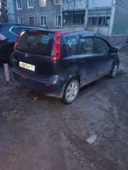 Nissan Note 2007 года, VIN SJNFCAE11U1200989. Не работает стеклоподъемник водительской двери. Нет заднего левого колеса, стоит докатка. Диски на остальных колесах деформированы, постоянно спускают колеса. Колеса спущены. Подтраивает двигатель. Подпинывает коробка. Нет заднего дворника. Не работает…