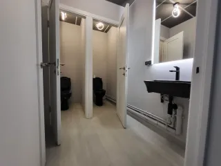 Два смежных помещения 312,7 м², Москва, Садовая-Триумфальная. Реализуется два смежных помещения, общей площадью 312,7 м2 (Помещение «1»: 59,5 кв. м. и помещение «2»: 259.2 кв. м.) в 150 метрах от метро Маяковская. Дом на первой линии Садового кольца. Помещения расположены в подвале многоквартирного…