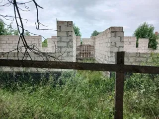 Незавершенное строительство 20% и земельный участок 2000 кв.м, Новгородская область нежилое здание - объект незавершенного строительства, степень готовности объекта незавершенного строительства - 20%, с кадастровым номером 53:24:0020142:309 и земельный участок площадью 2000 кв.м. с кадастровым…