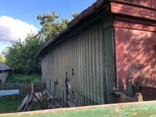 Нежилое здание площадью 44,4 кв.м. с кадастровым номером 32:30:0030305:212 и земельный участок под ним площадью 577,0 кв.м. из категории земель населенных пунктов с видом разрешенного использования – для индивидуального жилищного строительства, с кадастровым номером 32:30:0030305:436, расположенные…