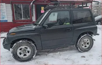 Suzuki Escudo 1995 года выпуска. Идентификационный номер (VIN) отсутствует. Модель, № двигателя: G16A-41460, шасси (рама) № TA01W. Цвет кузова: черный. Мощность двигателя 100 л.с. (75 кВт), рабочий объем 1590 куб.см. Разрешенная максимальная масса 1350 кг, масса без нагрузки 1130 кг…