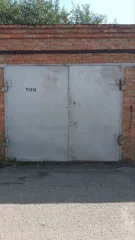 Гаражный бокс № 599 площадью 20,1 кв. м, расположенный в ГСК "Полет-21" по адресу: г. Омск, ул. 2-я Солнечная, д. 27/3. Вид собственности — общая совместная.