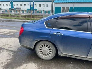Ниссан Теана 2003 года, синий, госномер Р667ЕТ27. АКПП, неисправна система охлаждения, течь масла, стойки в неудовлетворительном состоянии, двигатель работает неисправно (работают не все цилиндры), не показывает уровень топлива.