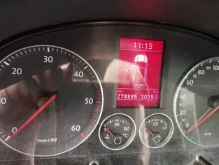 Volkswagen Touran 2006, универсал. VIN: WVGZZZ1TZ6W126067, 2006 г.в., госномер О617ХО39. Дизельный двигатель, мощность 77 кВт (105 л.с.). Цвет кузова синий.