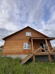 Жилой дом пл. 168,8 м² и земельный участок 1000 м² в Иркутской области, сельское поселение Хомутовское, деревня Куда, Галины Кирилловой ул, д.13. Кадастровые номера: дом — 38:06:100922:10687, участок — 38:06:100922:3109.