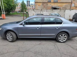 Skoda Superb 2011 года выпуска, серый цвет. VIN: TMBAB83T3C9040687. ПТС: 42УС № 738094. Государственный номер: О292НО142. Страна-изготовитель: Польша. Модель двигателя: CDA 273464, бензиновый, номер: CDA 273464. Мощность: 152 л.с. (111,8 кВт). Рабочий объем: 1798 куб. см. Номер шасси отсутствует…