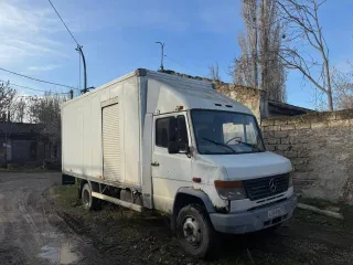 Mercedes-Benz 814D, (VIN) WDB6703232N070435, 1997 г.в. В неудовлетворительном состоянии. Двигатель снят, лежит в кабине. Точно определить является ли двигатель этой машины не возможно. Коробка передач отсутствует. Проводка отсутствует. Смотреть фото на электронной площадке.