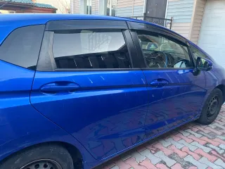 Honda Fit 2013 года выпуска, VIN кузова GK31020913 (GK3-1020913). Автомобиль после ДТП: глубокие вмятины и деформация левой передней двери (требуется замена), вмятины и царапины левой задней двери (требуется ремонт и покраска), вмятины порога с левой стороны. Царапины и сколы краски по всему…