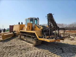 Экскаватор гусеничный Hyundai R300LC-9SH, заводской номер HHKHZ808LE0000183, 2014 год выпуска, госномер 58 УЕ 9248 (63 СВ 9366). Экскаватор гусеничный Hyundai R300LC-9S, заводской номер HHKHZ810LE0001178, 2014 год выпуска, госномер 58 УЕ 9241 (63 СВ 9362). Трактор ДТ-75 ДЕРС2 с буровой установкой…
