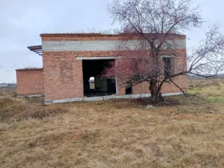 Нежилое здание Здание, назначение: нежилое, площадь 386,7 кв.м., количество этажей 1, в том числе подземных 0, адрес: Курганская область, р-н Щучанский, с. Сухоборское, кормоцех 2, кадастровый номер 45:23:040803:385 
Год ввода в эксплуатацию: 1986 
Количество подземных этажей : 0 
Вид ограничений и…