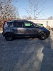 Nissan Note 2009, серый. Госномер А963СН125. Год выпуска 2009, Япония. ПТС 25 УР 566072. Кузов NE11085958. Двигатель бензиновый HR15, объем 1.5 л (1498 куб. см), мощность 109 л.с. Экологический класс 4. Масса без нагрузки 1170 кг, разрешенная максимальная масса 1445 кг. Автомобиль в залоге у АО…