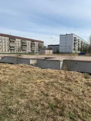 Объект незавершенного строительства 5% 780,7 кв.м с земельным участком 4530 кв.м, Ленинградская область, Волховский район, г. Сясьстрой, ул. Петрозаводская, стр.22. Объект незавершенного строительства (Жилой трехэтажный многоквартирный дом) с земельным участком 4 530 кв.м. - Имущественный комплекс…