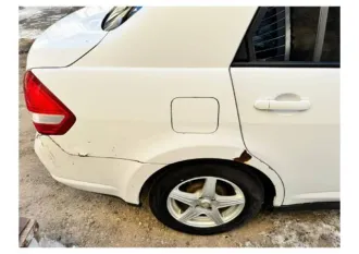 Nissan Tiida 2007 года, 109 л.с., пробег 300000 км. Автомобиль Nissan Tiida Latio, цвет белый, ПТС 25 УВ 315859, государственный номер К985АН125, страна-изготовитель Япония, разрешенная максимальная масса 1475 кг, масса без нагрузки 1200 кг.