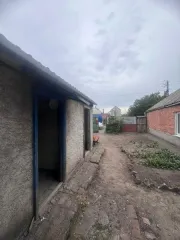 Продается имущество в Таганроге по адресу: пер. 9-й Новый, д. 1-б. В состав входят: нежилое здание общей площадью 123,5 кв. м (1 этаж), сарай 14,8 кв. м, туалет 5,1 кв. м (реестровый номер П2300001090) и земельный участок площадью 383 кв. м (кадастровый номер 61:58:0004023:2). Общая площадь…