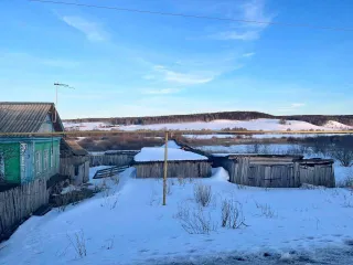Жилой дом 48.3 кв.м и земельный участок 1777 кв.м, Самарская область. Адрес дома: Россия, Самарская область, Исаклинский район, село Ключи, улица Ленинская, дом 51. Кадастровый номер дома: 63:19:0206004:517. Земельный участок площадью 1777 +/- 15 кв.м расположен по адресу: Самарская область…