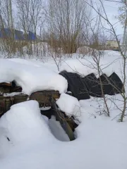 Прицеп Montracon 1996 года, идентификационный номер SMRC3A04496D54440. Техническое описание: Гнилой. Тент рваный, стойки сгнили и отвалились. Ворота плохие, резина под замену. Одно колесо отсутствует. Лопнули две пневмоподушки. Тент бока и крыша не работают.