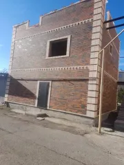 Земельный участок 1026 м² в Ставропольском крае по адресу: Россия, Ставропольский край, г. Ессентуки, ул. Комарова, площадь 1026+/-11 кв.м., на котором находится объект незавершенного строительства.