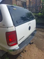 Volkswagen Amarok, 2011 года, 163 л.с., АКПП. Транспортное средство: автомобиль Volkswagen 2H Amarok, год выпуска: 2011, VIN: WV1ZZZ2HZCA004848, регистрационный знак: Х 392 КН 19, цвет белый. Неисправен двигатель, следы коррозии на кузове, вмятины на капоте.