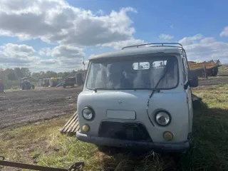 УАЗ 390945 2017 года, тип ТС: грузовой бортовой. VIN XTT390945H1214585, шасси 390940Н0407384, кузов XTT390945H1214585, цвет светло-серый неметаллик. Автомобиль находится в неисправном состоянии, не на ходу, частично разукомплектован, имеются следы коррозии на кузове.