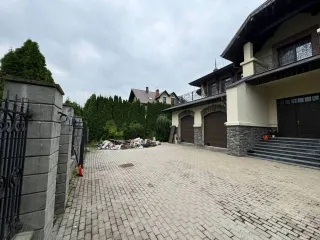 Жилые здания 836,7 и 18,6 кв.м, земельный участок 1500 кв.м, Московская область. Здание, жилое, кадастровый номер 50:20:0000000:286124, местоположение Московская область, Одинцовский район, дер. Мякинино, ЗАО «Береста», уч. 73, площадь 836,7 кв.м. Здание, жилое, кадастровый номер 50:20:0010111:293…