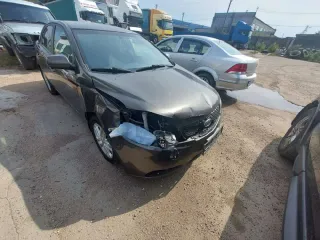 Автомобиль Kia Cerato 2011 г.в., VIN KNAFU411BB5910975. Внешнее техническое состояние: не на ходу, битый в правую переднюю часть (бампер, капот, крыло, фара, внутренние элементы), по кузову по кругу имеются потёртости в некоторых местах с элементами ржавчины. Салон относительно пробегу в хорошем…