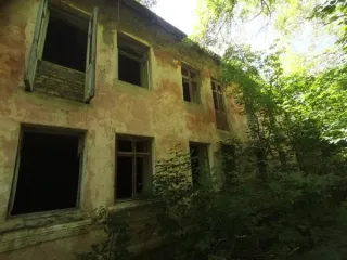 Земельный участок 794 кв.м и комбинат бытового обслуживания 410 кв.м, п. Зингейский, Челябинская область. Земельный участок общей площадью 794 кв.м, с кадастровым номером 74:11:0306001:990, с расположенным на нем нежилым зданием — комбинат бытового обслуживания общей площадью 410 кв.м, с…