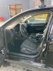 Volkswagen Jetta 2010 г.в. VIN XW8ZZZ1KZAG505813 Пробег 228 617 км. На автомобиле имеются царапины/потертости на переднем бампере, следы коррозии правого и левого передних крыльев, по кузову автомобиля имеются небольшие сколы. Со слов должника: есть проблемы с коробкой передач ("пинается"), с…