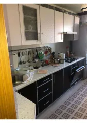1/4 доля квартиры 65.6 кв.м., жилое помещение, адрес: Россия, Калужская обл., г. Калуга, ул. Хрустальная, д. 8, кв. 21, кадастровый номер 40:26:000239:382. Находится в общей долевой собственности. Сделка подлежит регистрации у нотариуса.