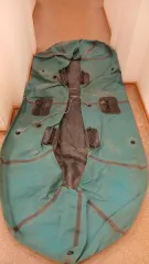 Надувная лодка Monsoon зеленого цвета с сиденьем, имеются заплатки на корпусе - 1 шт. Надувная лодка с двумя веслами и сиденьем в непрозрачном белом мешке, с многочисленными заплатками - 1 шт. Надувная лодка марки Monsoon двухместная, в комплекте: чехол черного цвета, два складных весла, одно…