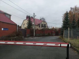 Дом 449,9 кв.м и участок 987 кв.м, Челябинская область. Жилой дом, площадью 449,9 кв.м., кадастровый номер: 74:36:0424012:405, на земельном участке с кадастровым номером 74:36:0000000:296, площадью 987 кв.м., расположенные по адресу: г. Челябинск, ул. Рябиновая, д. 33 (без мебели).