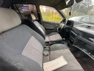 Daewoo Nexia 2002 года, годные остатки. VIN: ULV3L31UD2A133746. Передняя часть кузова имеет многочисленные повреждения: деформация переднего лонжерона; отсутствует передний бампер; вмятины на крышке капота, переднем правом крыле, переднем левом крыле; разбита передняя правая фара; оторвано зеркало…