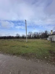 Земельный участок площадью 1383 кв.м, расположенный по адресу: Ставропольский край, Кировский район, село Горнозаводское, улица Гагарина, дом 4. Категория земель: земли населенных пунктов, разрешенное использование: для ведения личного подсобного хозяйства. Кадастровый номер: 26:35:100602:10…