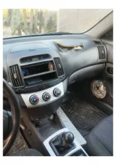 Hyundai Elantra 2007, 122 лс, 328 087 км. Легковой автомобиль, марка: Hyundai, модель: Elantra 1,6 GL MT, год изготовления: 2007, VIN: KMHDT41BP7U245557, г/н: Т553ХР12. Автомобиль не на ходу после аварии. Повреждены кузов и ходовая с левой стороны. Двигатель целый, коробка треснула. Требуется…
