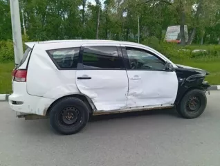 Citroen C-Crosser, 2012, VIN: Z8TVUAFZCCM971724, белый. Автомобиль после ДТП, может иметь скрытые дефекты. Отсутствует передняя часть: передний бампер, фары передние, решетка радиатора, передние подкрылки, замята передняя часть (элементы бампера в салоне). Передние крылья черного цвета, правые…