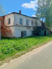 Имущественный комплекс, здания 467,1 кв.м, Ярославская область. Имущественный комплекс: 1. Здание общей площадью 349,8 кв.м., кадастровый номер 76:06:100601:341; 2. Здание общей площадью 117,3 кв.м, кадастровый номер 76:06:100601:338; 3. Земельный участок, общей площадью 1 050 кв.м, кадастровый…
