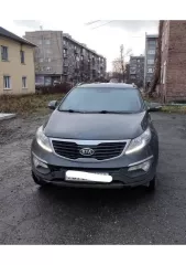Автомобиль KIA SLS (Sportage, SL, SLS), 2012 года выпуска, государственный регистрационный номер У678МХ142. Резина зимняя - 1 сезон в эксплуатации. Базовая/заводская комплектация "Комфорт". Есть дефекты по кузову: сколы покрытия, царапины на бамперах и двери багажника, вмятины на капоте, сколы на…