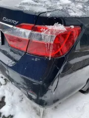 Toyota Camry, 2013 года, 181 лс, 265400 км, АКПП. Автомобиль марки TOYOTA, модель CAMRY, год выпуска 2013, идентификационный номер (VIN): XW7BF4FK10S031357. Состояние автомобиля: Есть трещина в передней правой фары, бампер задний сломан, небольшая вмятина на багажнике, акпп требует ремонта.