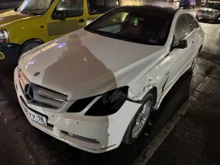 Mercedes-Benz E 200 CGI, 2010 легковой автомобиль (купе), год выпуска: 2010, VIN: WDD2073481F067708, гос. номер: М788УУ18, цвет: Белый, не на ходу, не заводится — пробег от 274 916 км. Двигатель отсутствует, битая передняя часть, ржавчина по кузову. Местоположение: г. Санкт-Петербург, информация о…
