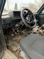 Автомобиль ВАЗ 21213, VIN: XTA212130V1258485, 1996 года выпуска, мощность 79 л.с. На ходу, но не заводится. Состояние плохое, требует больших вложений. Необходим ремонт тормозов и замена тормозных колодок. Пороги и двери под замену. Отсутствует переднее пассажирское сиденье, водительское сиденье…