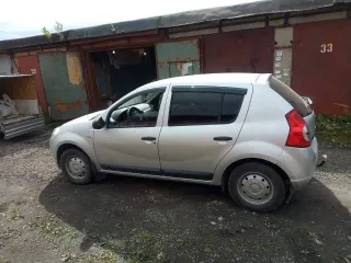 Dacia Sandero 2009 года, серебристый, VIN: UU1BSDBNH41395213, ПТС: 35УВ 928060, госномер: Е596ТС35, мощность 75 л.с. (55 кВт), объем двигателя 1149 см³, бензиновый двигатель.