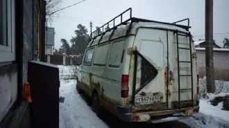 ГАЗ 2705, 2002. Автомобиль ГАЗ, модель: 2705, год изготовления: 2002 г.в., VIN: ХТН27050020242987, г.р.з. Т647УЕ47, вид собственности – совместная с супругом Арефьевым А.А. Автомобиль в неудовлетворительном состоянии, не находу, имеет сквозную коррозию металла по всему кузову, некомплектен…