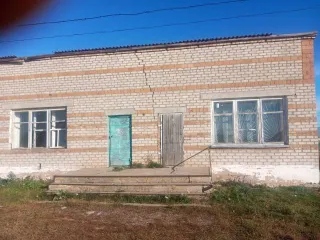 Здание 212.3 кв.м в селе Дим, Альшеевский район, Республика Башкортостан, улица Салавата Юлаева, дом 12. Нежилое одноэтажное кирпичное здание, построенное и введенное в эксплуатацию в 1992 году. Кадастровый номер 02:02:110501:185. Земельный участок под зданием не в собственности, договор аренды не…